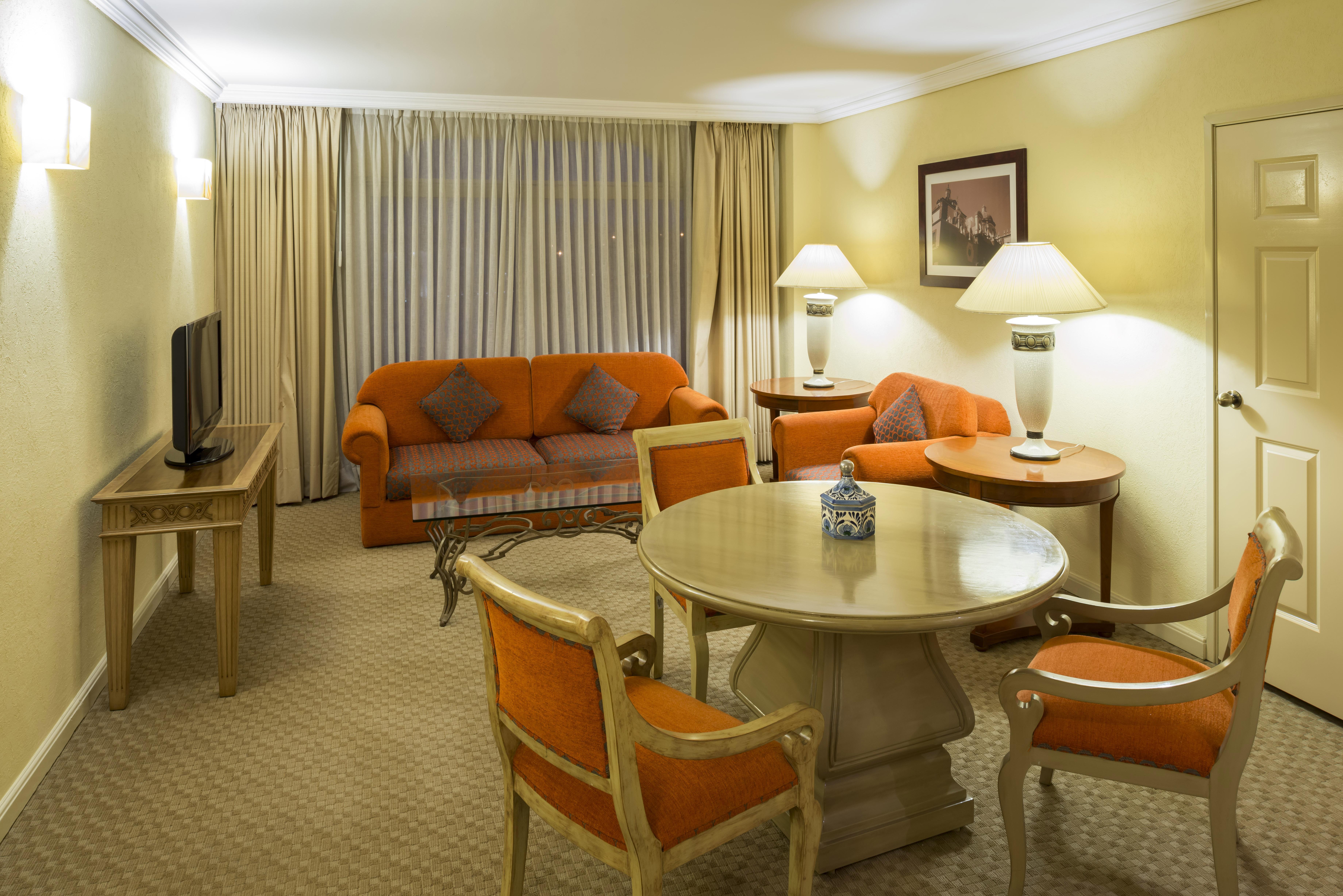 Camino Real Puebla Angelopolis Hotel Buitenkant foto A living room in a suite