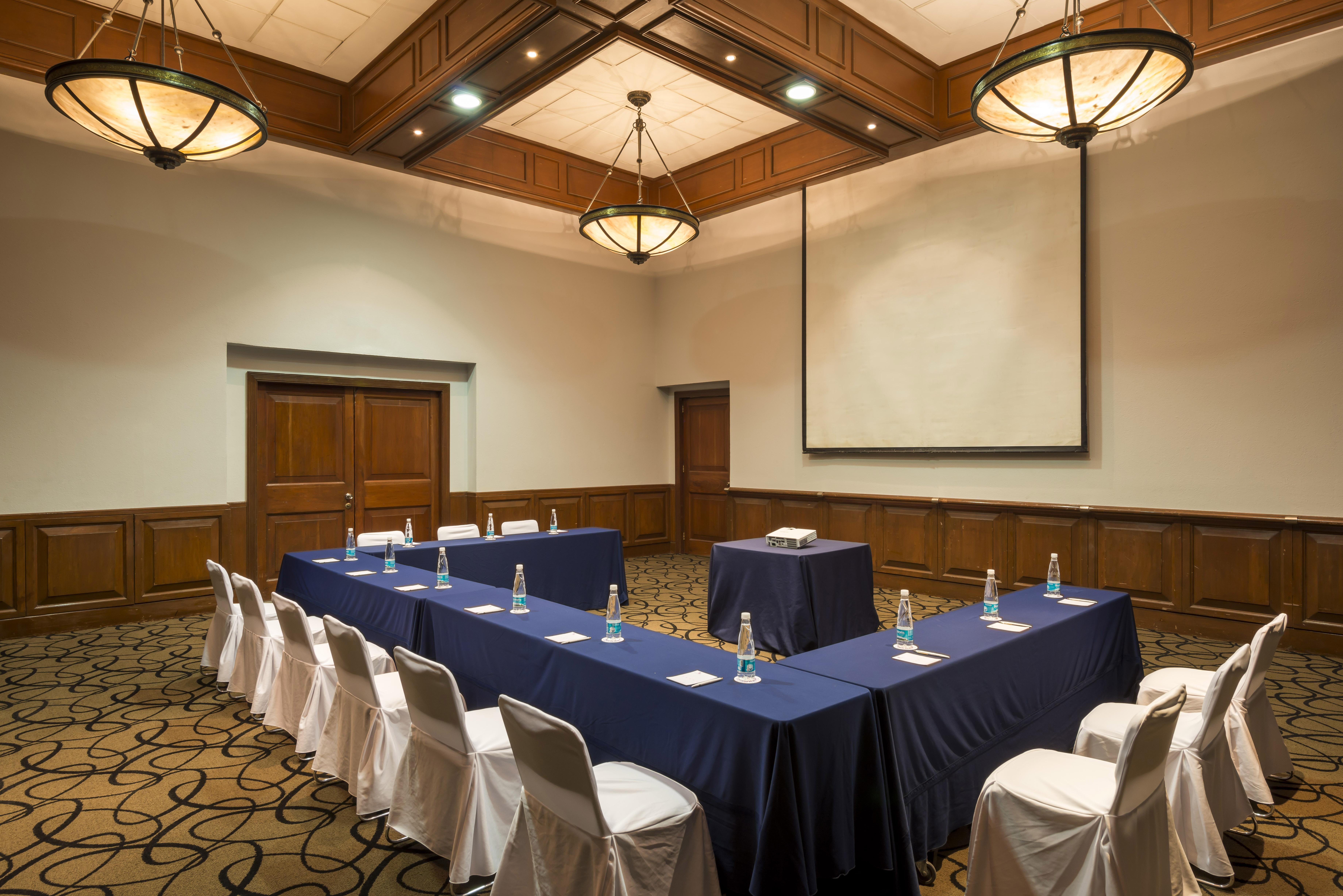 Camino Real Puebla Angelopolis Hotel Buitenkant foto A meeting room at the Sheraton Club Resort