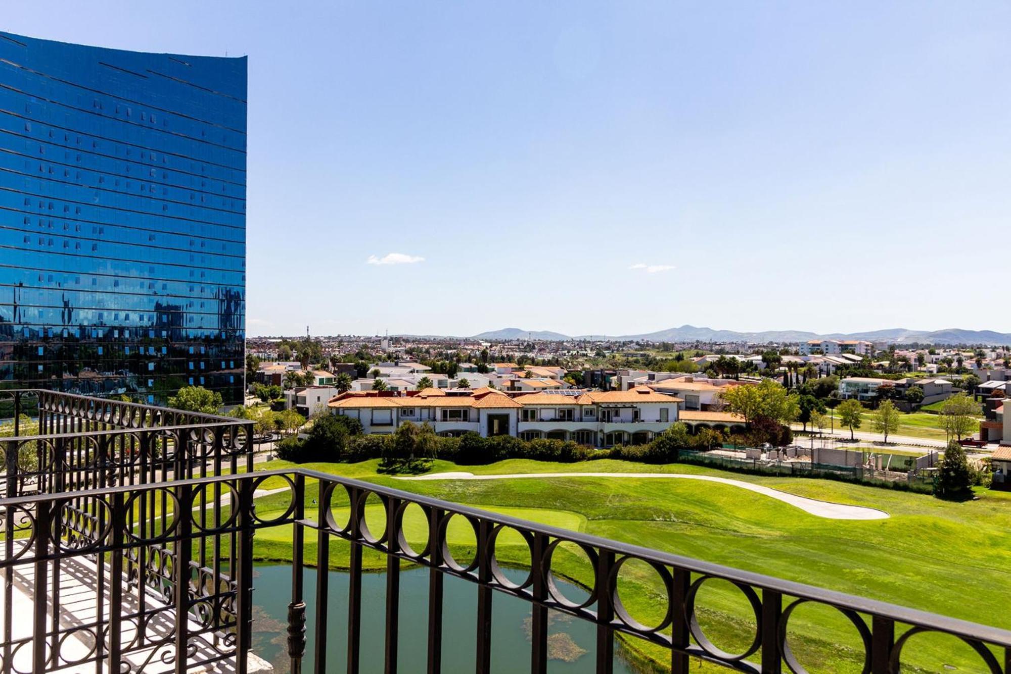 Camino Real Puebla Angelopolis Hotel Buitenkant foto View of the golf course from the hotel