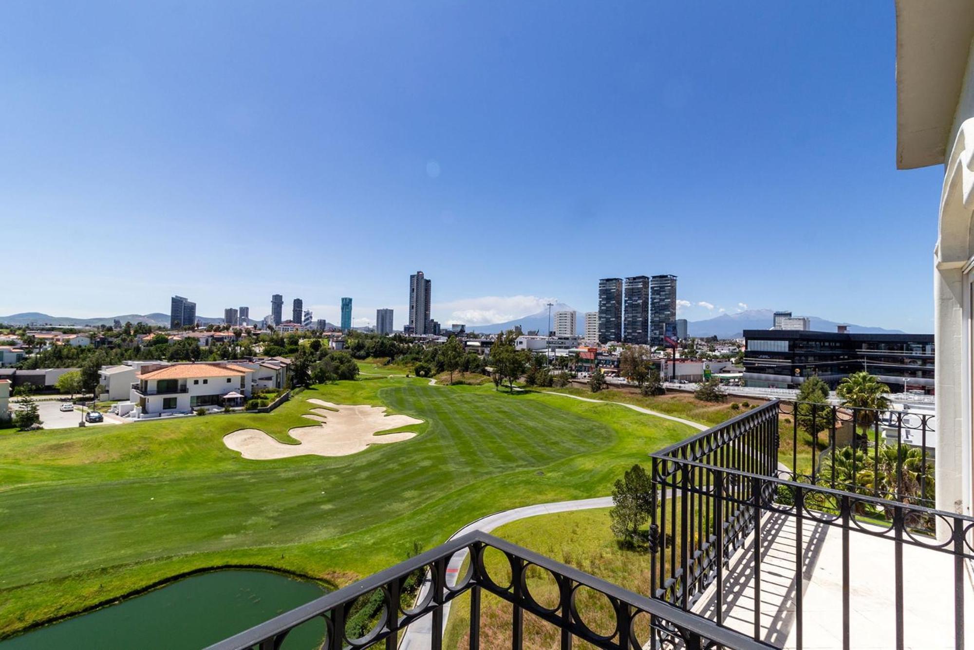 Camino Real Puebla Angelopolis Hotel Buitenkant foto View of the 18th hole at Torrey Pines Golf Course