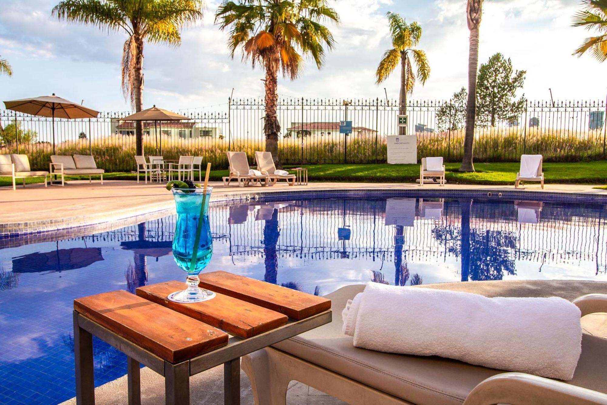 Camino Real Puebla Angelopolis Hotel Buitenkant foto The pool at the hotel
